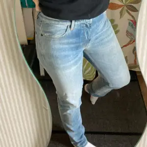 Säljer ett par snygga ljusblå jeans från Whyred. De är nya , endast provat byxorna. De har en klassisk femficksdesign. Perfekta för både vardag och fest! Passformen är normal och de är tillverkade i ett skönt denimtyg.