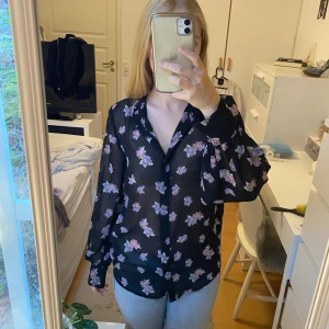 Blus - Blommig blus ifrån levate, de står ingen storlek men skulle säga XS/S