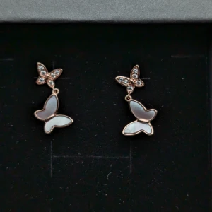 Fjäril örhängen set (QE048) - För dig och din vän! Två par örhängen i silver S925 som har en rose guld plätering.