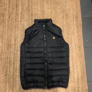 Lyle & Scott pufferväst - Mycket fint skick endast används endast några gånger.St 152-158. Kontakta om du är intresserad.