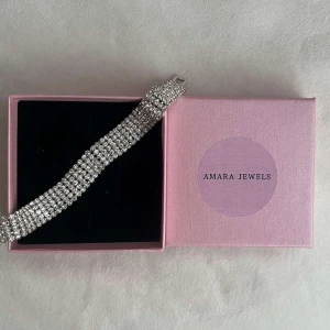 Armband silver  - Såå fint glittrigt armband i silver✨✨  täckt med massor av små gnistrande stenar💞