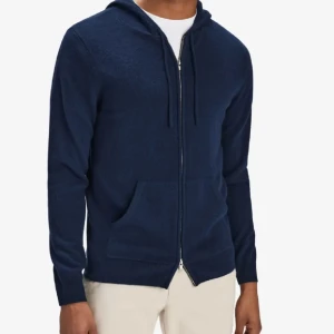 Mörkblå hoodie med dragkedja - Tja! Säljer en snygg stickad hoodie från märket John Henric. Tröjan är använd fåtal gånger så den är så gott som ny. Storlek medium