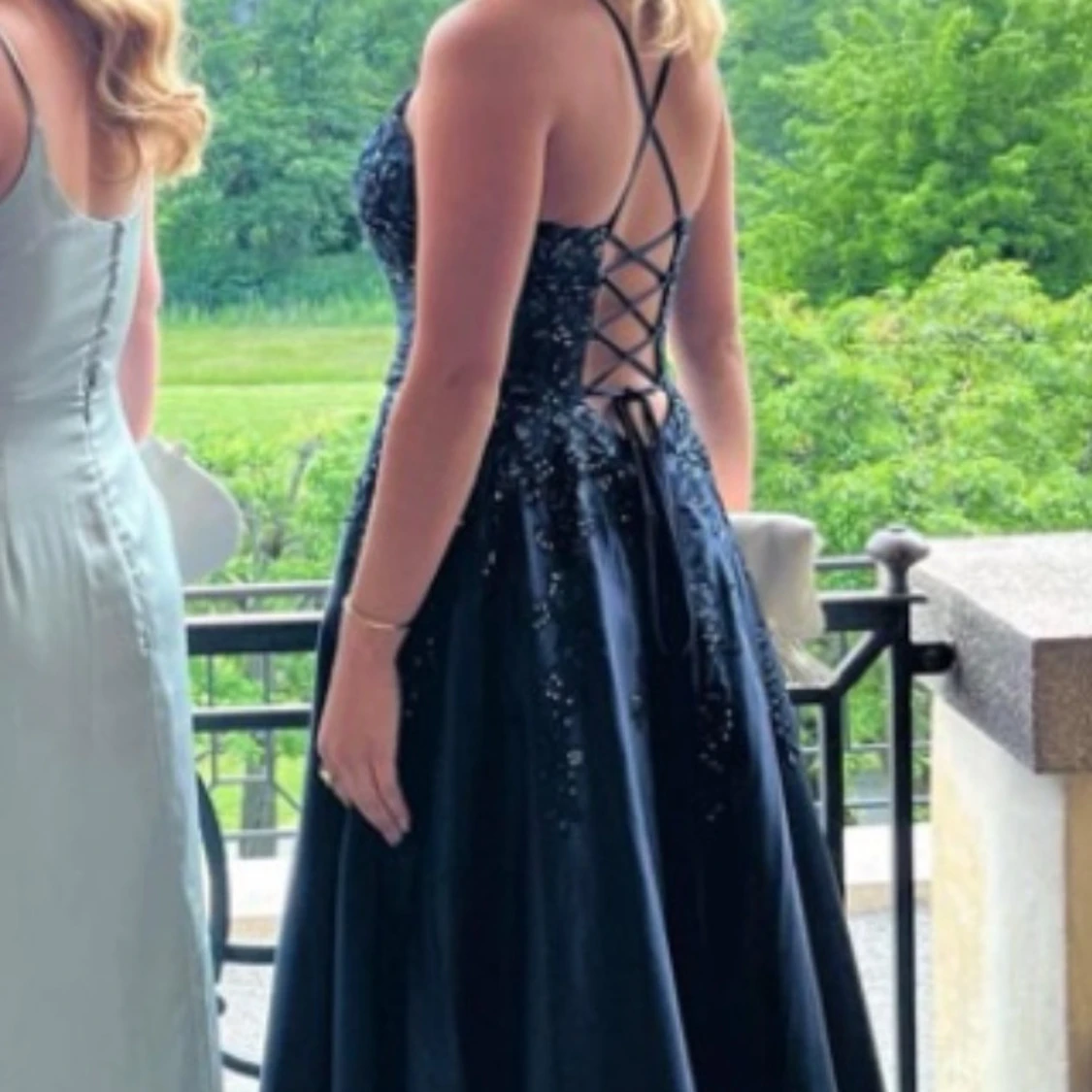 Mörkblå glittrig balklänning - 2