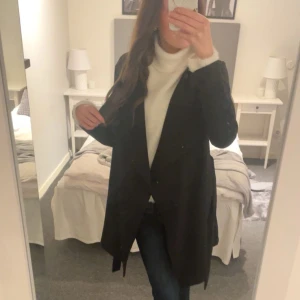 Svart kappa med knytband - Säljer min super snygga långa kappa från Only, har bara haft några gånger men nu inte kommer till användning den är i väldigt bra skick inga fel eller nåt passar till allt💕😊priset kan diskuteras 