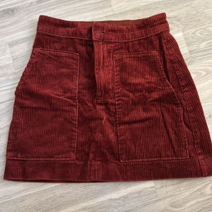 Röd manchesterkjol - Säljer en superfin vin röd manchesterkjol som tyvärr blivit för liten. Kjolen är i storlek 36 och är från HM. Säljs för 80kr. Köparen står för frakten!