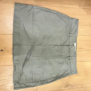 Grön kjol med fickor - Säljer en snygg grön kjol i jeans material, knappt använd och ett bra skick.