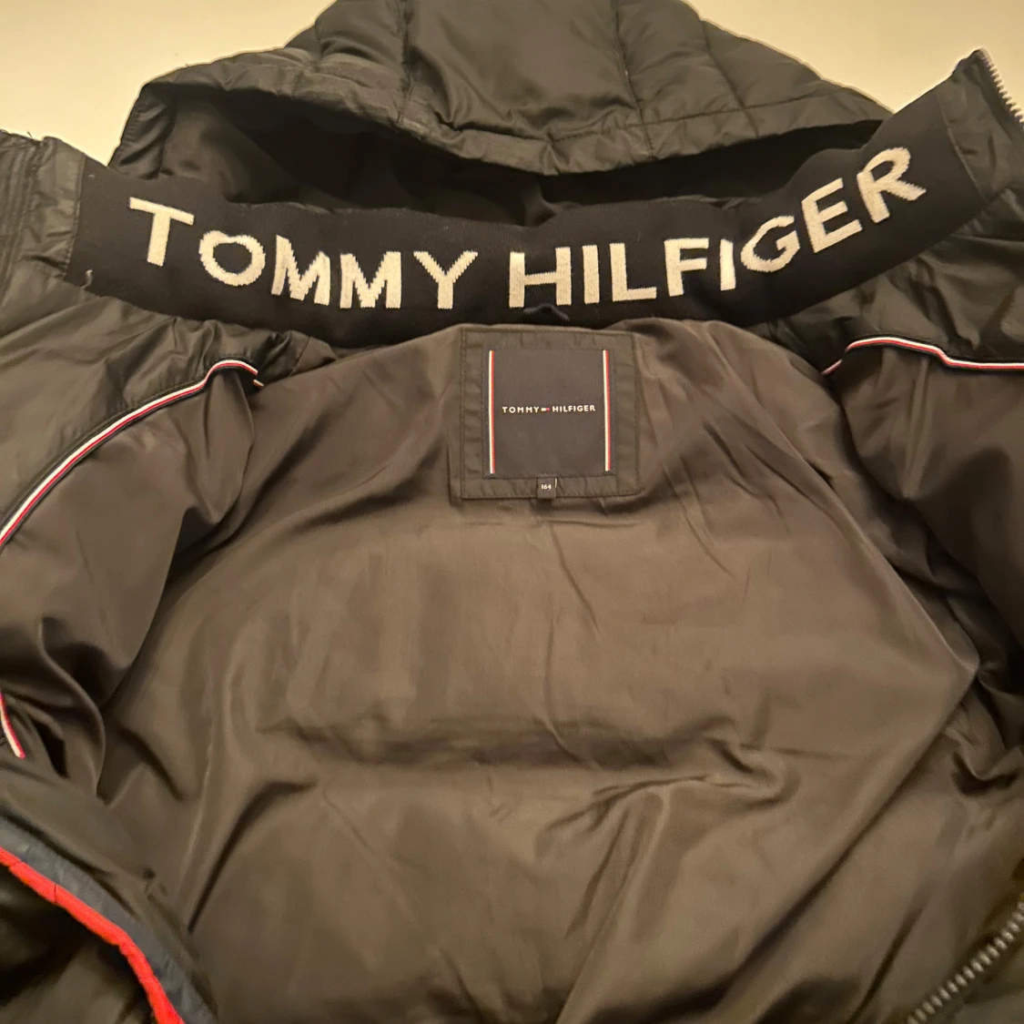 Svart pufferjacka från Tommy Hilfiger - 1