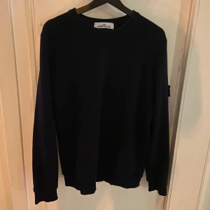 Stone Island tröja - Hej, jag säljer en stilren svart tröja från Stone Island. Tröjan är väldigt bekväm och i gott skick då den inte har nå defekter eller fläckar. Den är köpt här på Plick men jag har sparsamt/knappt använt tröjan. Pris kan diskuteras, buda gärna! 