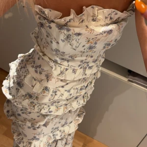 Blommig axelbandslös klänning - klänning med blommigt mönster. Slutsåld💞 använd 1 gång. Inga defekter 
