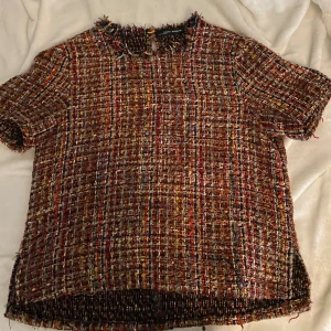Stickad topp - Säljer en chic flerfärgad tweed trendig topp från Zara. 