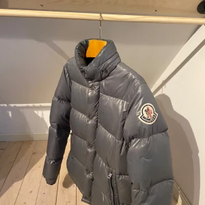 Moncler Everest Down jacka  - Hejsan! Säljer denna mycket fina Vintage Moncler jackan av modellen ”Everest Down”  Jackan har varit väll omhändertagen och är i mycket gott skick. Det ända är att den är lite smått missfärgad i insidan av nacken. Något som bör gå att få bort men som inte syns mycket och aldrig stört mig.  När jag googlar så går jackan för 5-8 tusen Vintage. Men lägger mig lite under för snabb affär. Storlek 4 - vilket är M/L  Hör av er vid frågor eller funderingar  Mvh😌