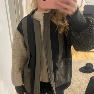 Flerfärgad teddyjacka - Jättecool teddyjacka med olika färger och snygg design!