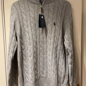 Ralph lauren half zip - Säljer denna snygga Ralph Lauren half zip som var för liten. Helt ny med tags! Storlek L