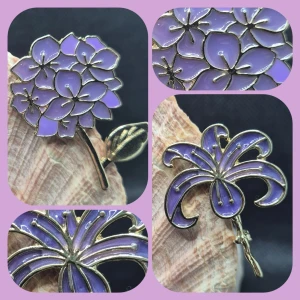 2 Broscher - Syrén & Lilja - De här broscherna i form av en syren är ca 4.5 × 3.5 cm & en Lilja 4 × 3.2 cm. ✨️Titta igenom alla mina upplagda & köp fler saker i Bundle för att spara på frakten & få allt du köpt i ett & samma paket✨️ För att köpa med Bundle så får du först trycka i "Köp med bundle" sedan väljer du ut allt du vill köpa för att få allt på samma frakt = Billigare 👌 Om du däremot köper fler varor i olika köp blir det egen frakt för varje köp. Önskar du swisha mej, meddela mej vad du vill köpa så ordnar vi det 👌