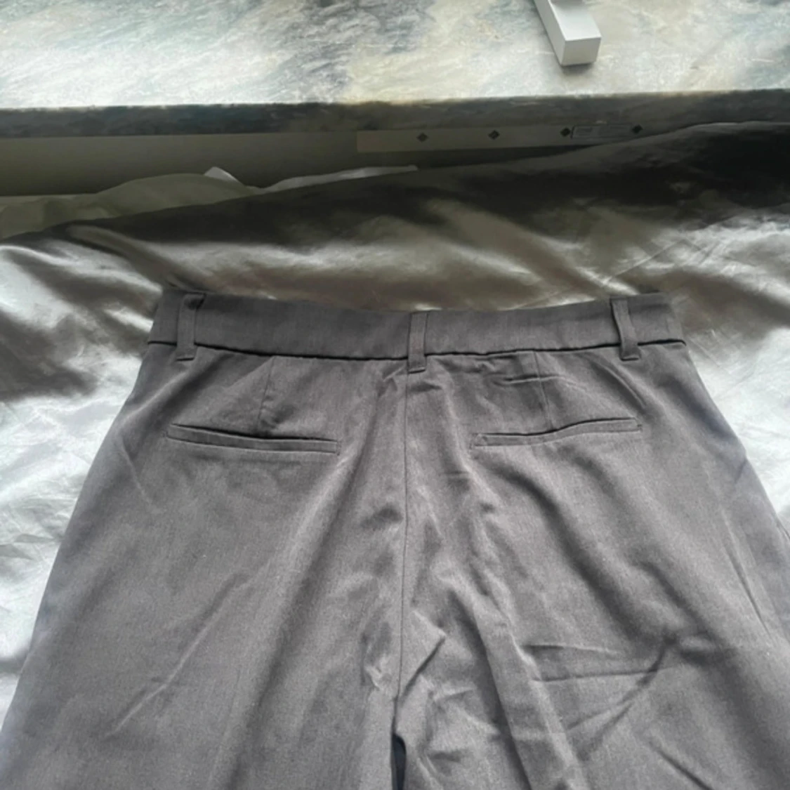 Gråa kostymbyxor  - 1