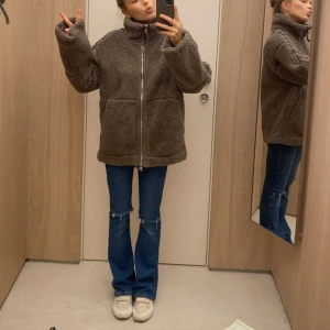 Lågmidjade mörkblå jeans - Jätte fina trendiga never denim mörkblå lågmidjade,utsvängda jeans från bikbok!   Benlängd 31 " = 77cm 33 " = 84 cm. Använts fåtal ggr och är därför i ett väldigt fint skick. Skriv privat om ni har fler frågor ❤️