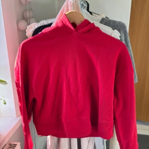Röd hoodie från Zara - Säljer en jättefin röd hoodie från Zara som aldrig kommer till användning! Prislappen är kvar så helt orörd! 