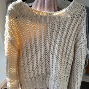 Vit stickad tröja från Pieces - Säljer en beige stickad tröja från Pieces i storlek Xs men passar även S. Den är lite använd vilken kan synas på tyget men inget som förstör! 