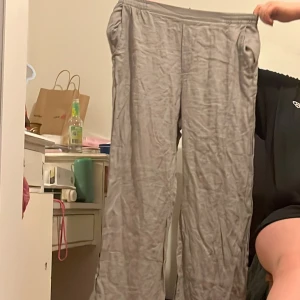Grå mjukisbyxor - Säljer ett par bekväma grå mjukisbyxor med elastisk midja och avslappnad passform. Perfekta för en chill dag hemma eller en snabb tur till affären.