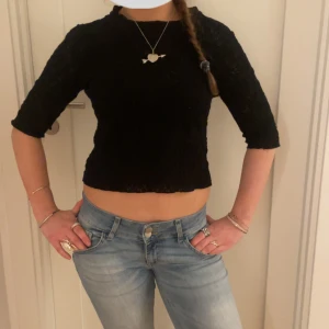 Svart spets topp - Säljer en svart spets topp med trekvartsärm och croppad design. Den är i toppen skick 💕Strl M men sitter jätte bra på xs-s
