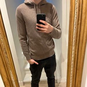 Kashmir Hoodie - Kashmir Hoodie som knappt är använd, sitter som en storlek M! 