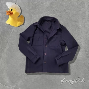 D’once De La Sense overshirt - Säljer mörkblå overshirt från D’once De La Sense. Storlek XS. Skönt material och e inte som vanliga grövre overshirts. 