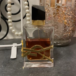 Libre Intense Eau de Parfum 50 ml - 4.27/5 på fragnantica. En doft alla älskar. Vanilj, lavendel, blommig o söt 💋 50ml flaska så det är kvar kanske 30ml. Originalpris 1550kr. Pris kan alltid diskuteras!! 