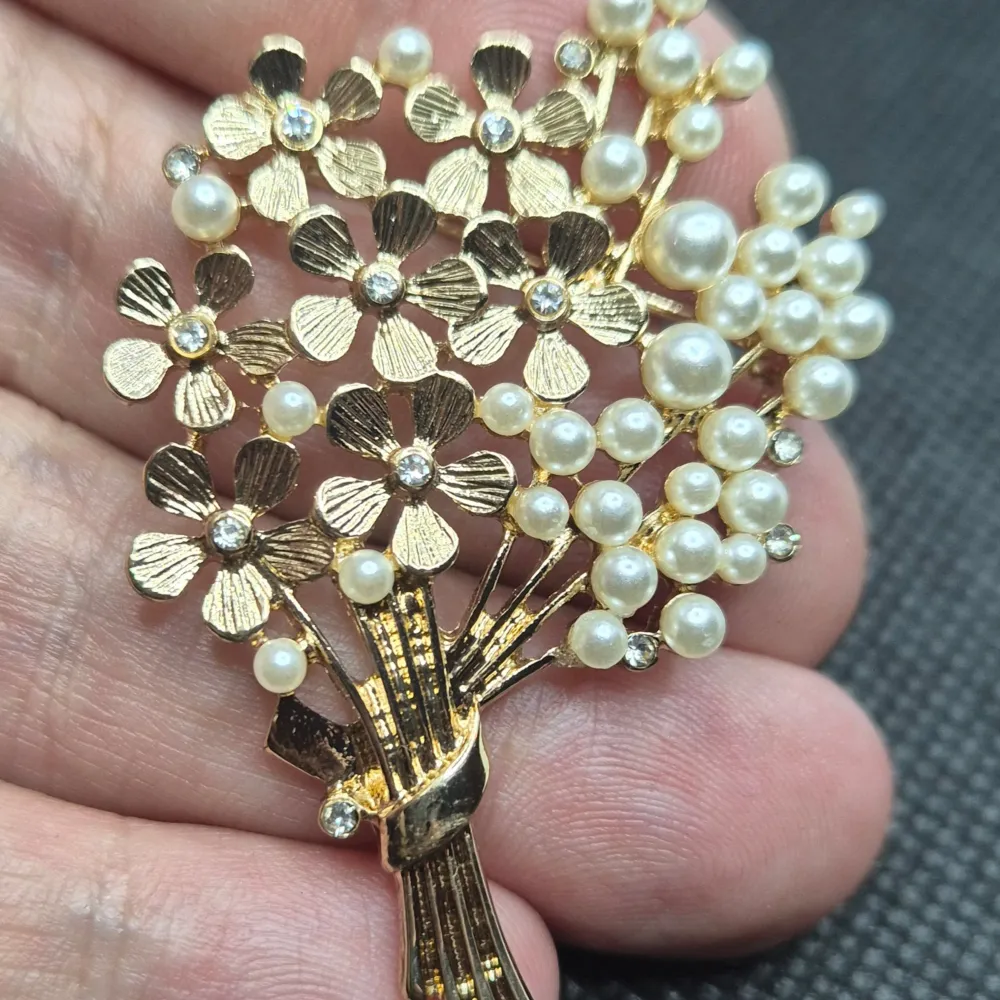Den här broschen i form av en bukett blommor är ca 5 × 3.7 cm. ✨️Titta igenom alla mina upplagda & köp fler saker i Bundle för att spara på frakten & få allt du köpt i ett & samma paket✨️ För att köpa med Bundle så får du först trycka i