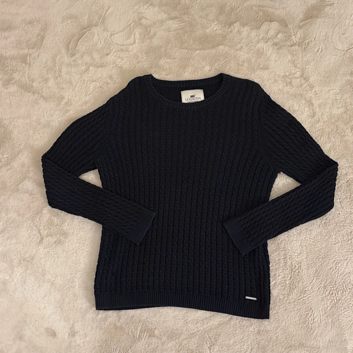 Mörkblå stickad tröja från Lexington