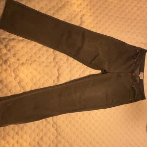 Grå jeans från Cappuccini - Snygga grå jeans från Cappuccini i storlek 36. De har en klassisk design med fem fickor och knappstängning. Perfekta för en stilren look. Diamanterna på baksidan har gått av, väljer därför att sälja dom för mycket mindre pris! Köpte för 800kr säljer för 100kr kan gå mindre, skriv i dm