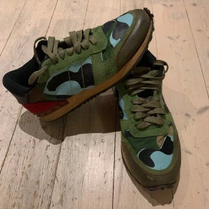 Gröna Rockrunners - Säljer dessa Rockrunners i okej skick. Skorna är en del använda men har mycket kvar att ge. Riktigt sköna och bekväma. Pris är diskuterbart😁 Mvh