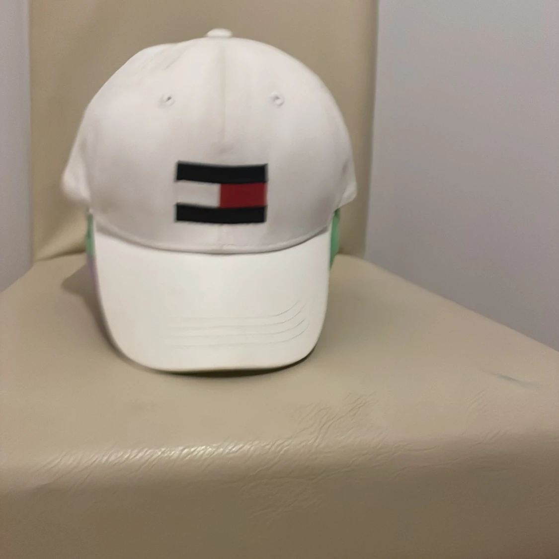 Vit keps med broderad logotyp