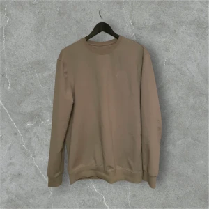 Beige sweatshirt från Moncler - (Lägg också bud)🥰Säljer en stilren beige sweatshirt från Moncler. Tröjan har en rund halsringning och långa ärmar. Monclers logotyp är diskret placerad på bröstet. Perfekt för en avslappnad och trendig look.
