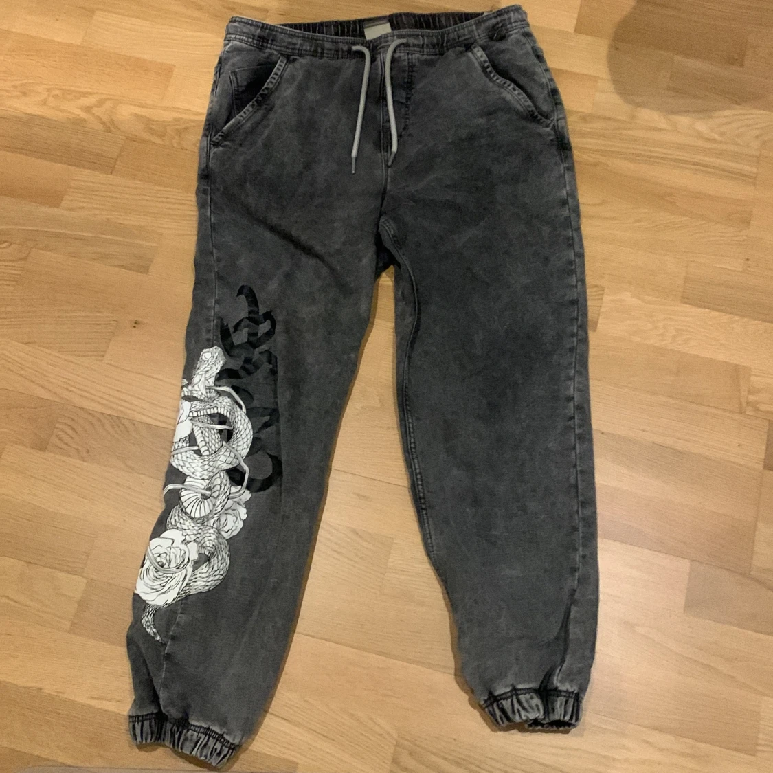 Grå mjukisbyxor med draktryck