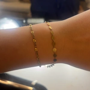 Guldarmband - Elegant guldarmband med små, runda plattor som ger en fin glans. Armbandet har en justerbar kedja! Bara använt några gånger💗Man kan också duscha och bada med🥰