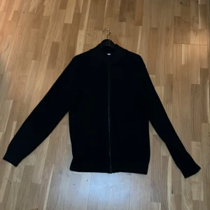 Kofta från John Henric  - En fin kofta från John Henric i L passar bra till det mesta. Skön men va lite stor för mig tyvärr. Inga skavanker. Pris 700 kan köra 650 vid snabb affär 