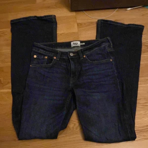Mörkblå jeans från 157 - Snygga mörkblå jeans från 157 med klassisk femficksdesign och låg midja. Perfekta för en avslappnad stil. De har en knappgylf och är tillverkade i ett robust denimtyg. Dessa är i storlek S Full length. Jag är 1,70 och de passar perfekt 🤩 