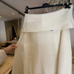 Beige stickad off shoulder - Säljer en stilren beige stickad  från HM Tröjan har , perfekt för kyliga dagar. Den är mjuk och bekväm, idealisk för både vardag och mer uppklädda tillfällen. Aldrig använd och inga defekter alls❤️