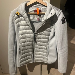 Ljusgrå jacka från Parajumpers - Säljer en ljusgrå jacka från Parajumpers med quiltade detaljer och dragkedja. Perfekt nu för våren, jackan är i bra skick!skulle säga 9/10 passar perfekt om man är 165cm. Det är bara att höra av sig om man vill ha fler bilder eller någon fråga. 😀