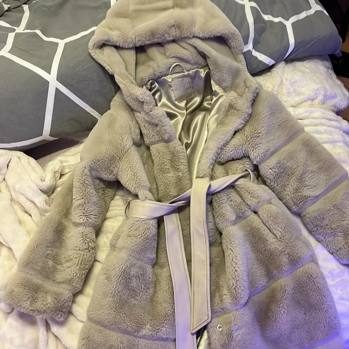 Beige pälsjacka med huva