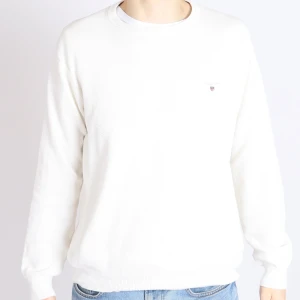 Vit GANT cotton tröja - Vit GANT 100% cotton stickad tröja | Utmärkt skick 9/10 | Använd mindre än 10 gånger | Nypris 900kr | Vårt pris 200kr | Modellen är 187 cm och väger ca 77kg | Storlek L