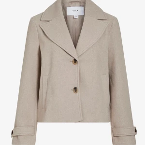 Kort beige kappa från vila  - Snygg kort kappa från vila med silkes liknande mateial på insidan vilken håller in värmen. Jag har den även fast vinter och fryser inte. ☺️ går jätte bra och trycka på köp nu 