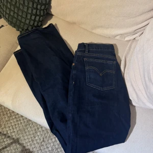 Mörkblå jeans från Levis - Säljer ett par mörkblå Levis jeans. Jeansen har en rak passform. Tror de är barnstorlek 164 men passar mig som är en S! 