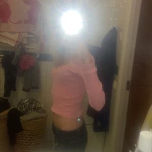 Rosa croppad tröja - Säljer en söt rosa croppad tröja med långa ärmar. Perfekt för en trendig look. Passar bra till jeans eller kjol. Hör av dig vid intresse! 💖