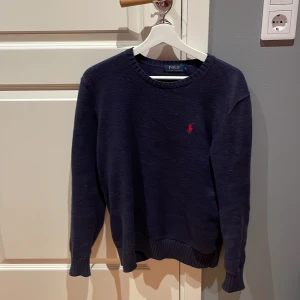 Mörkblå tröja från Ralph Lauren - Säljer en snygg mörkblå tröja från Ralph Lauren