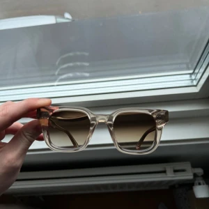  CHIMI solglasögon Medium - Snygga solglasögon från CHIMI i en stilren gråbeige färg. Bra skick, fråga gärna om ni har fler funderingar.