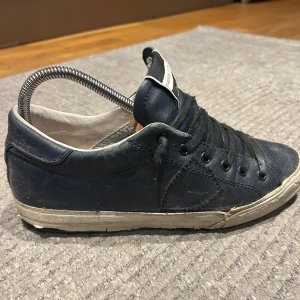 Philippe models skor  - Säljer min snygga Philippe models skor, dom är lite sönder sulan är trasig och sidan är trasig dom är inte i sitt bästa skick men det går såklart att fixa dom🤗