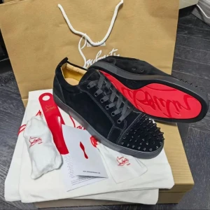 Svarta Louboutins - Helt nya oanvända Louboutin skor. Finns många olika storlekar bara att höra av sig i dm!