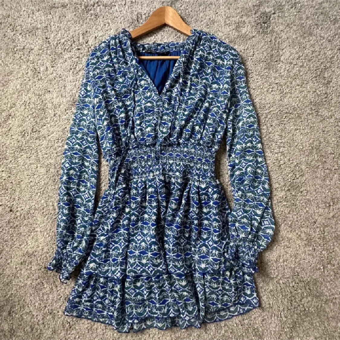 Blå mönstrad klänning