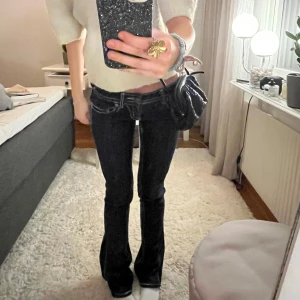 Mörkblå miss me jeans - Snygga mörkblå jeans från Miss Me med unika broderade detaljer och dekorativa knappar på bakfickorna. Jeansen har en bootcut-stil och väldigt låg midja. Utsydda till bootcut. 